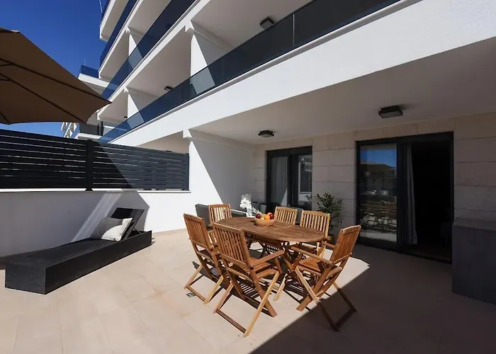 아파트 Ivona - Beautiful Terrace And Free Garage Parking *