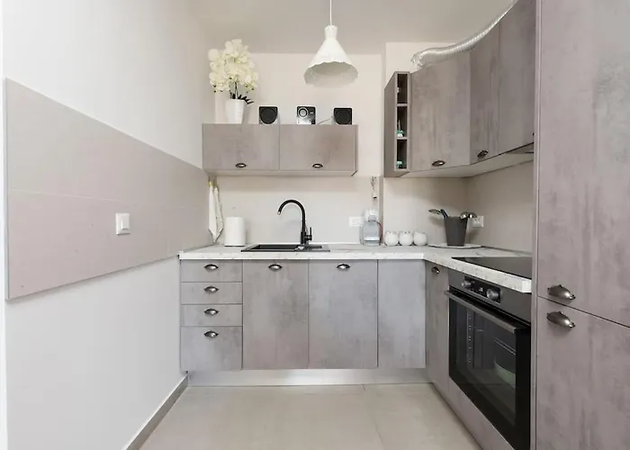 아파트 Ivona - Beautiful Terrace And Free Garage Parking *