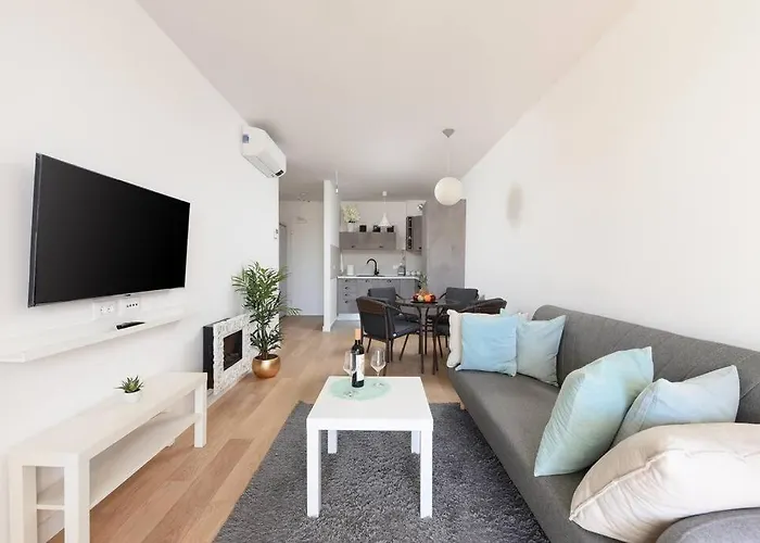 아파트 Ivona - Beautiful Terrace And Free Garage Parking *